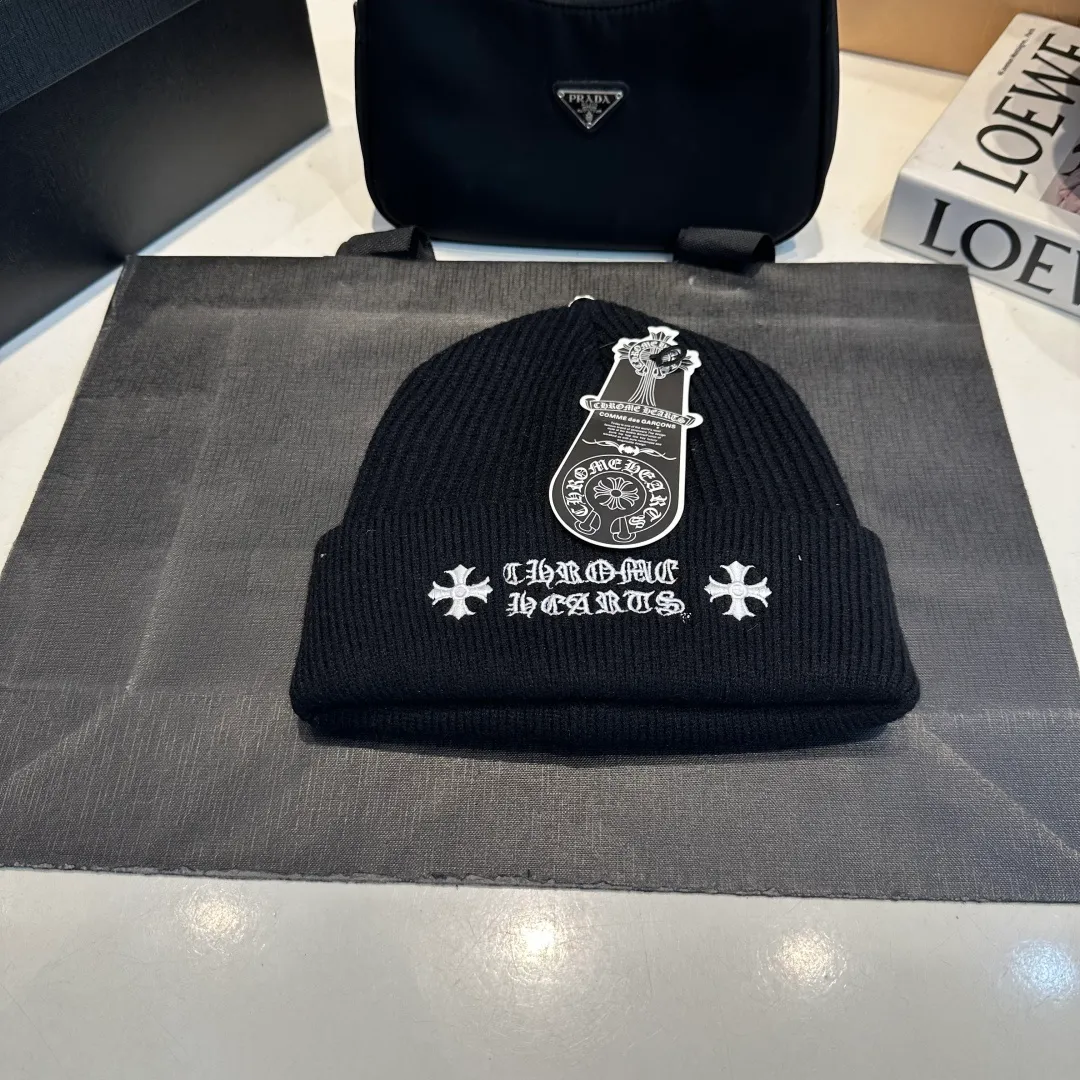P46 Crow Heart Autumn and Winter Wool Knitted Beanie This must be a favorite of minimalism. It is clean, neat, fashionable and versatile, and will definitely not be picky about your face shape! A fashionable classic that lasts forever! Fashionable black and white can be purchased together!